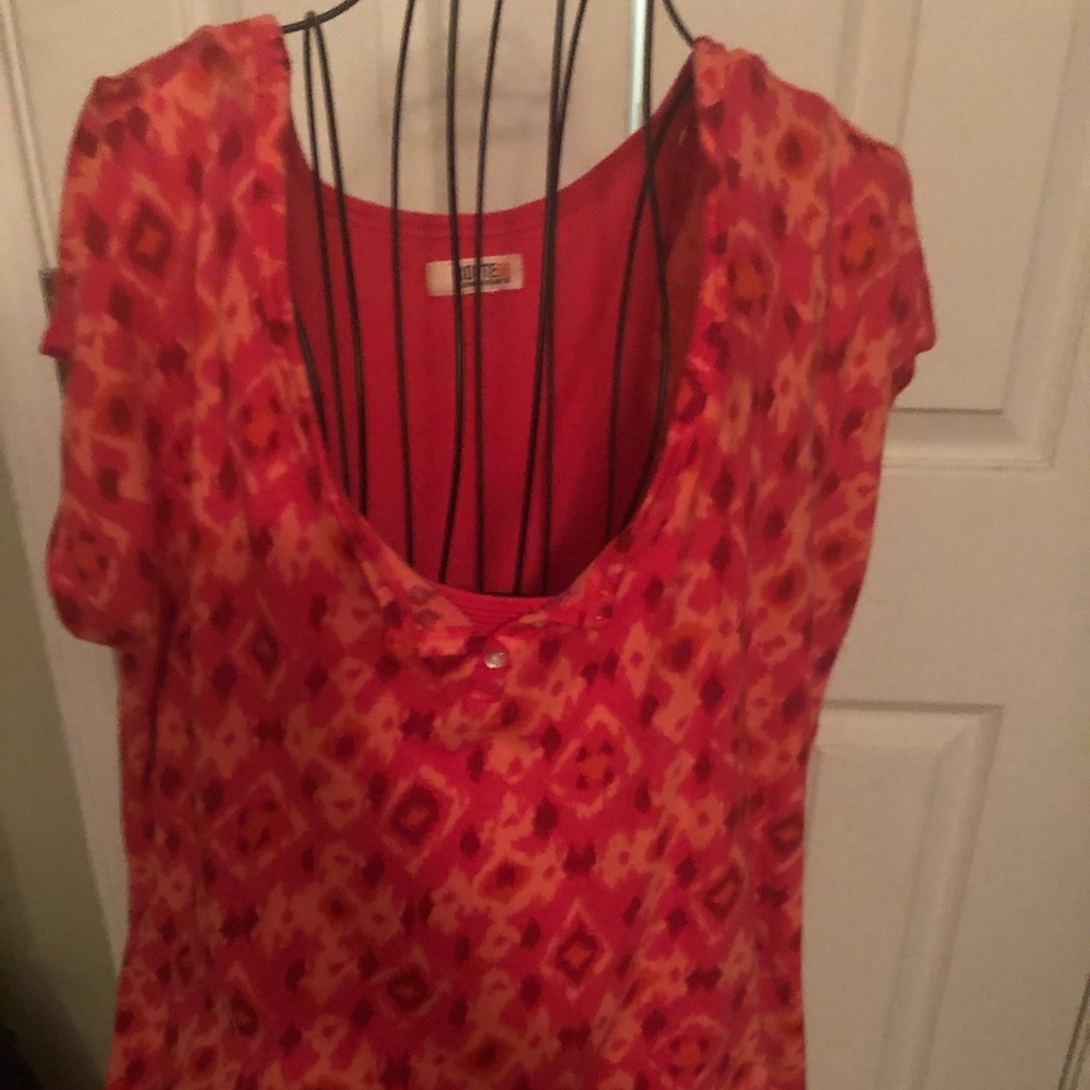 Cute pink short sleeve shirt with cute print.